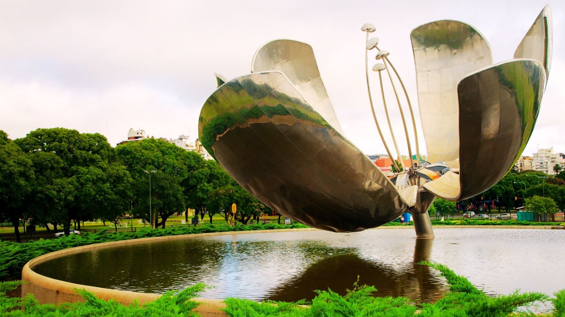 Visit the Floralis Genérica