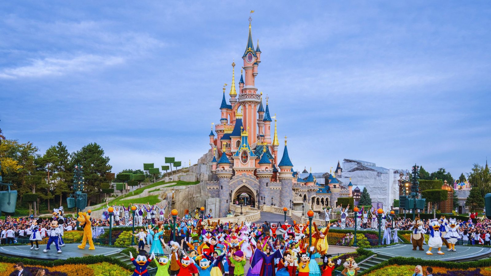 Disneyland Park Size and Layout