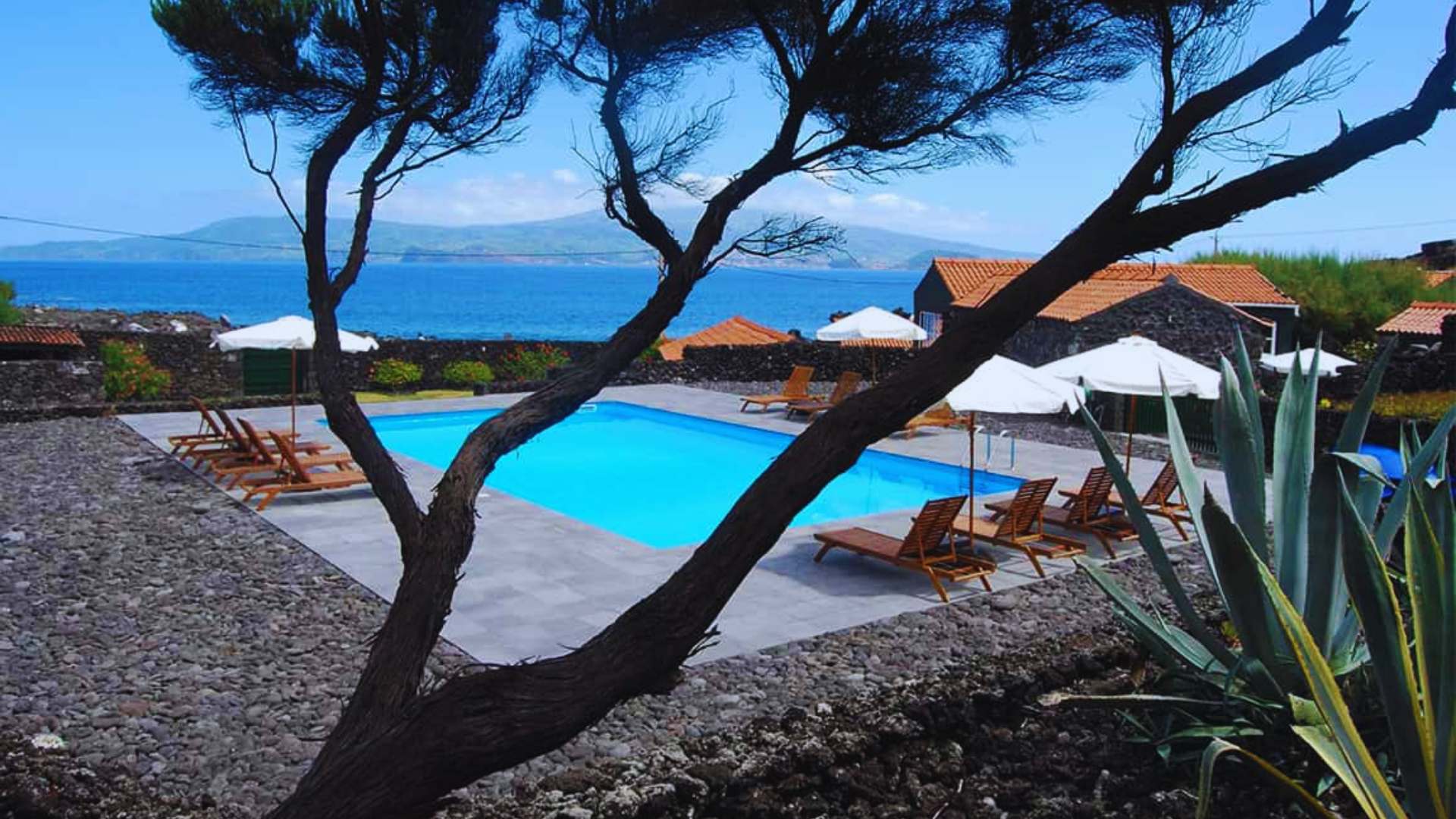 Relax at Pocinho Bay