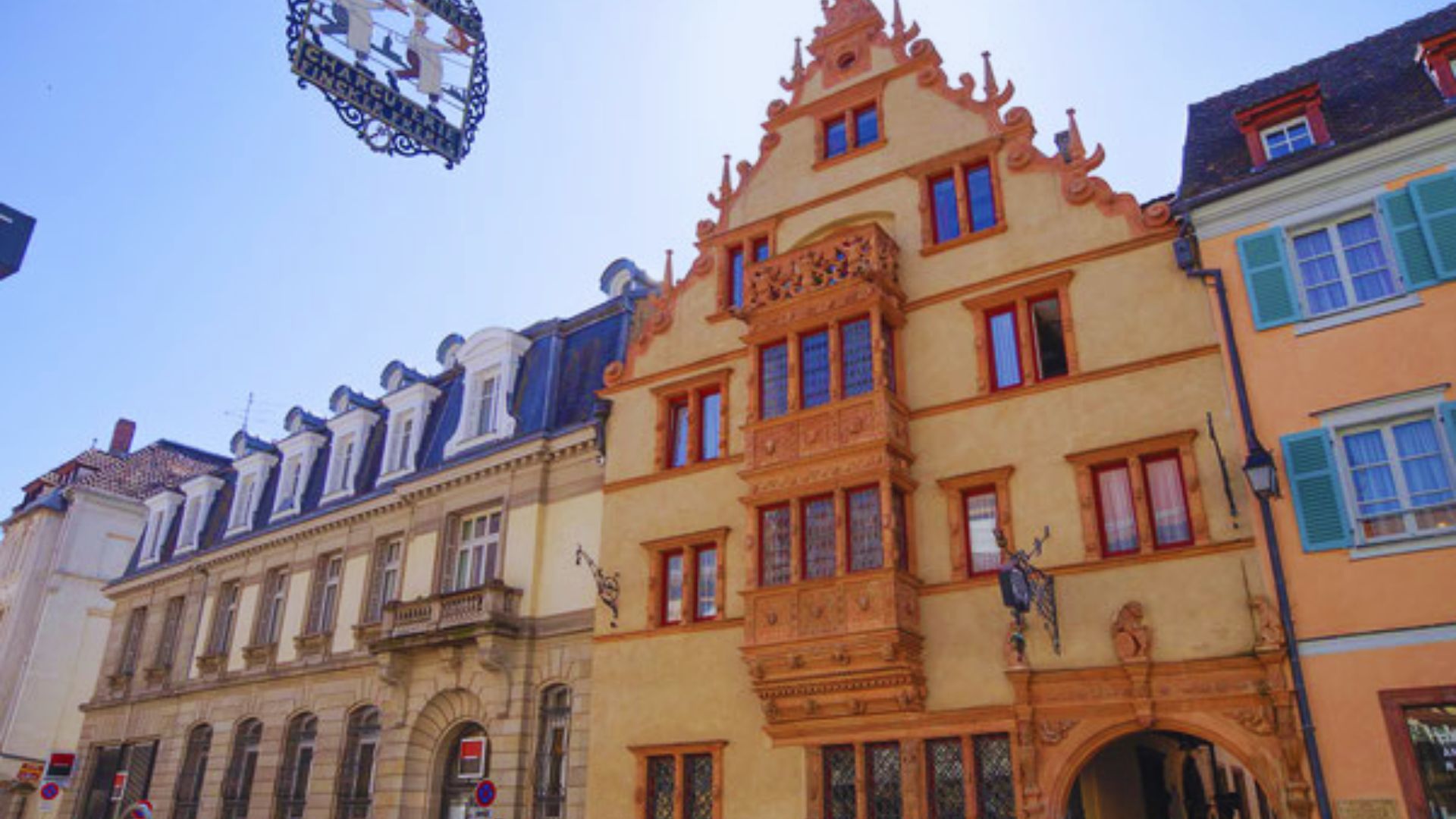 See the House of Heads (Maison des Têtes)