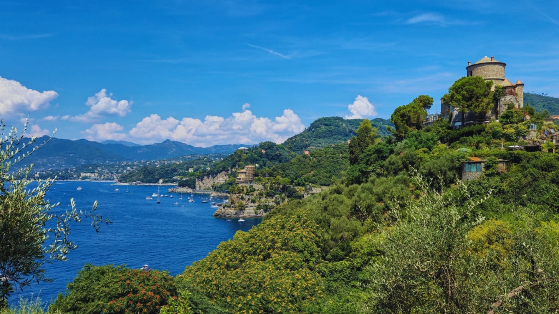 Scenic view of Lake Como, Italy, showcasing lush greenery and charming villas along the tranquil waters