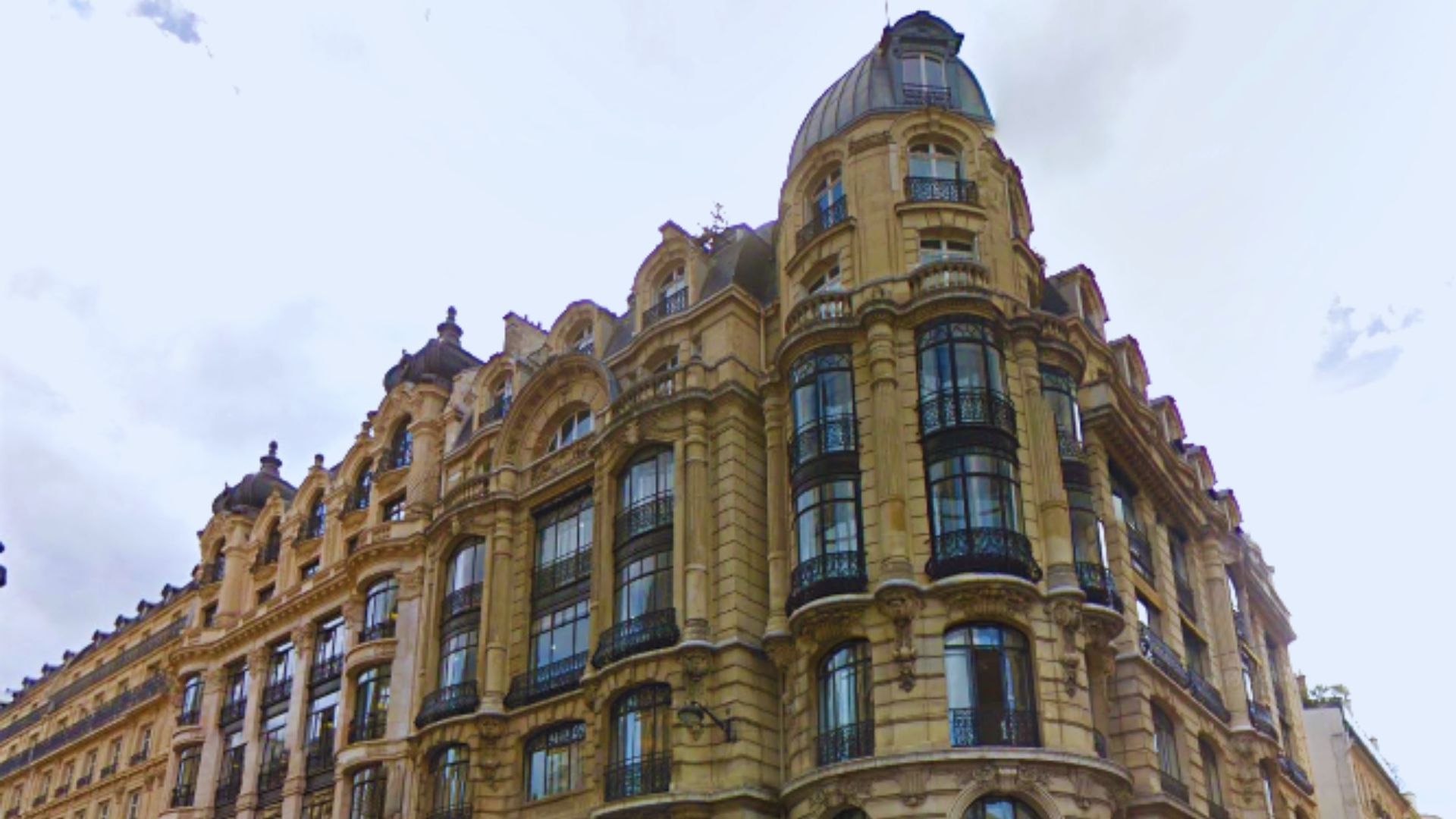 Admire Belle Époque Architecture Downtown