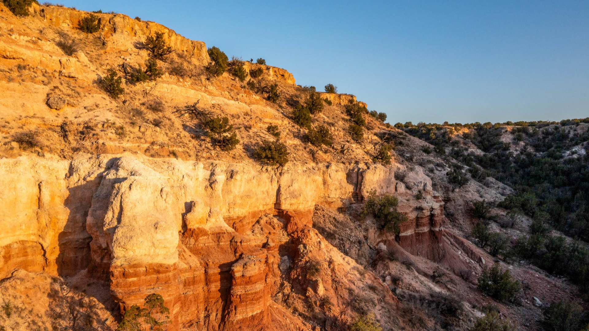 9. Fortress Cliff Trail – Dramatic Canyon Walls