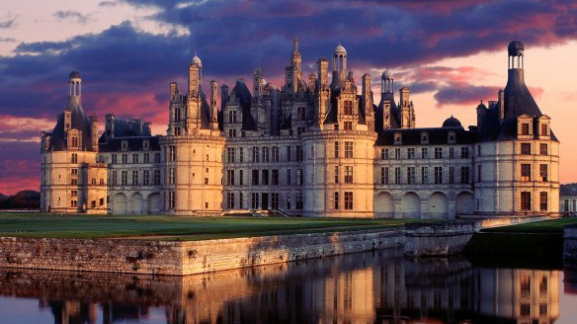The Château de Chambord, a stunning French Renaissance castle, showcases intricate architecture and expansive grounds.