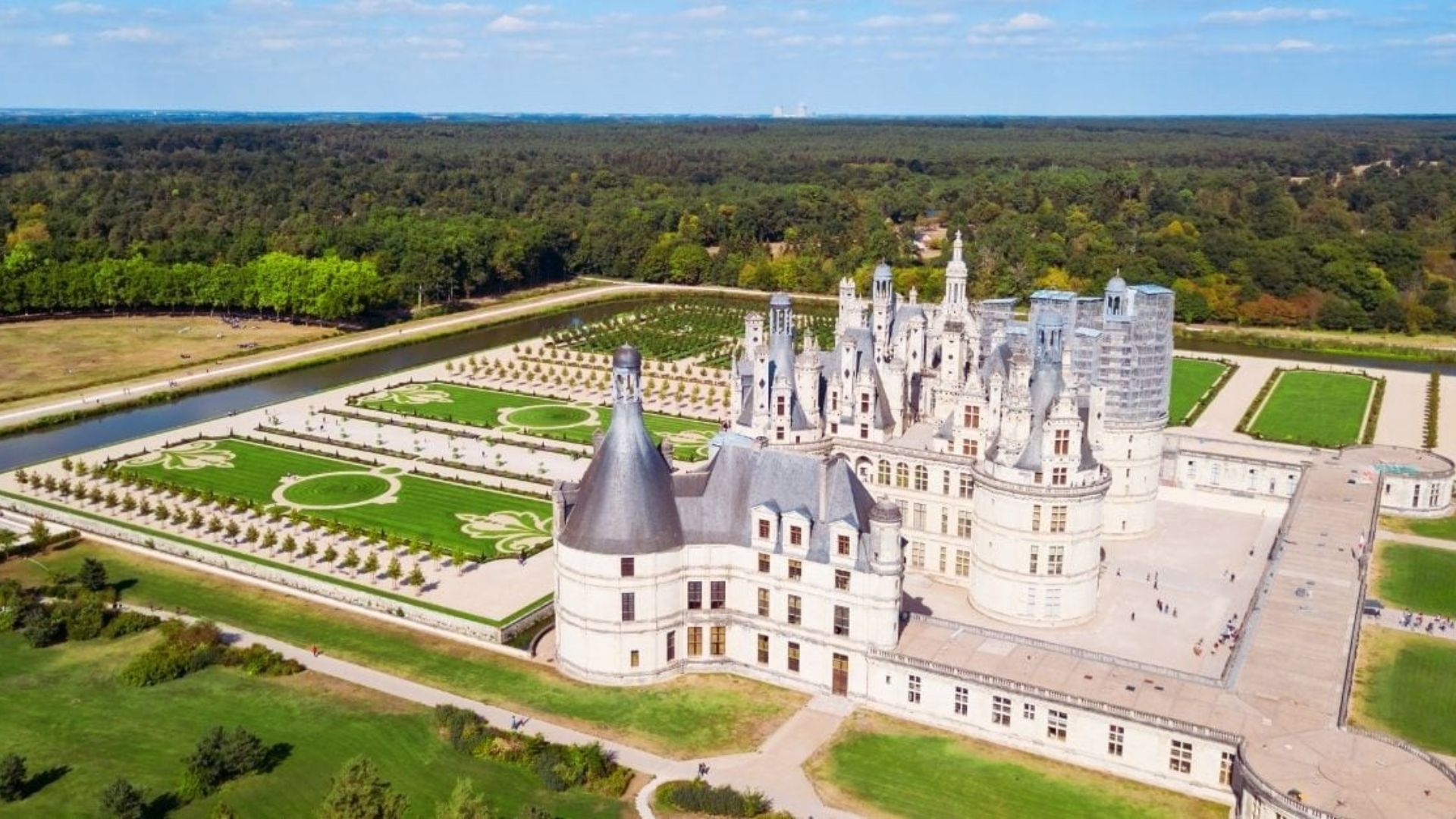 The Château de Chambord, a grand French Renaissance castle, showcases intricate architecture and expansive gardens.