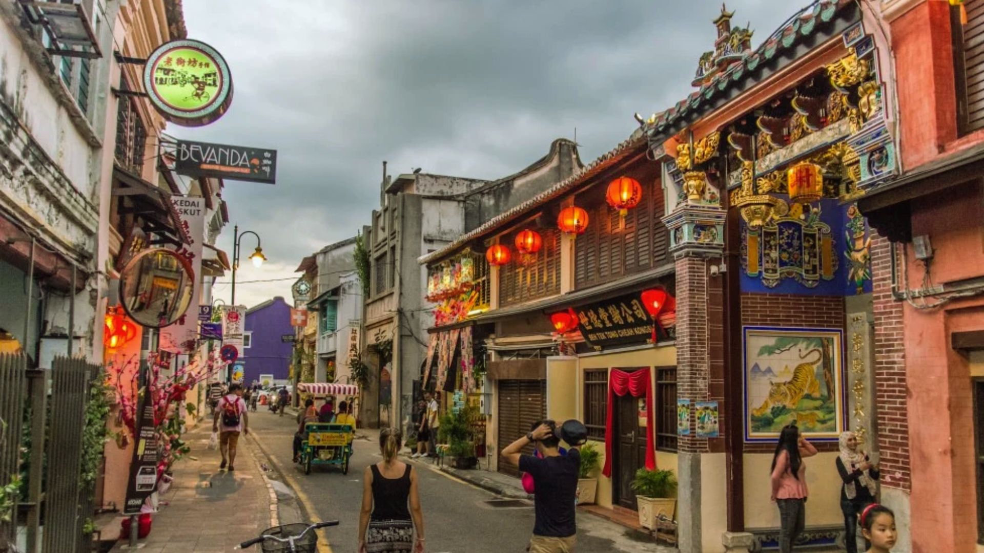 A collage showcasing Singapore's top 10 must-see attractions, including iconic landmarks and cultural sites.