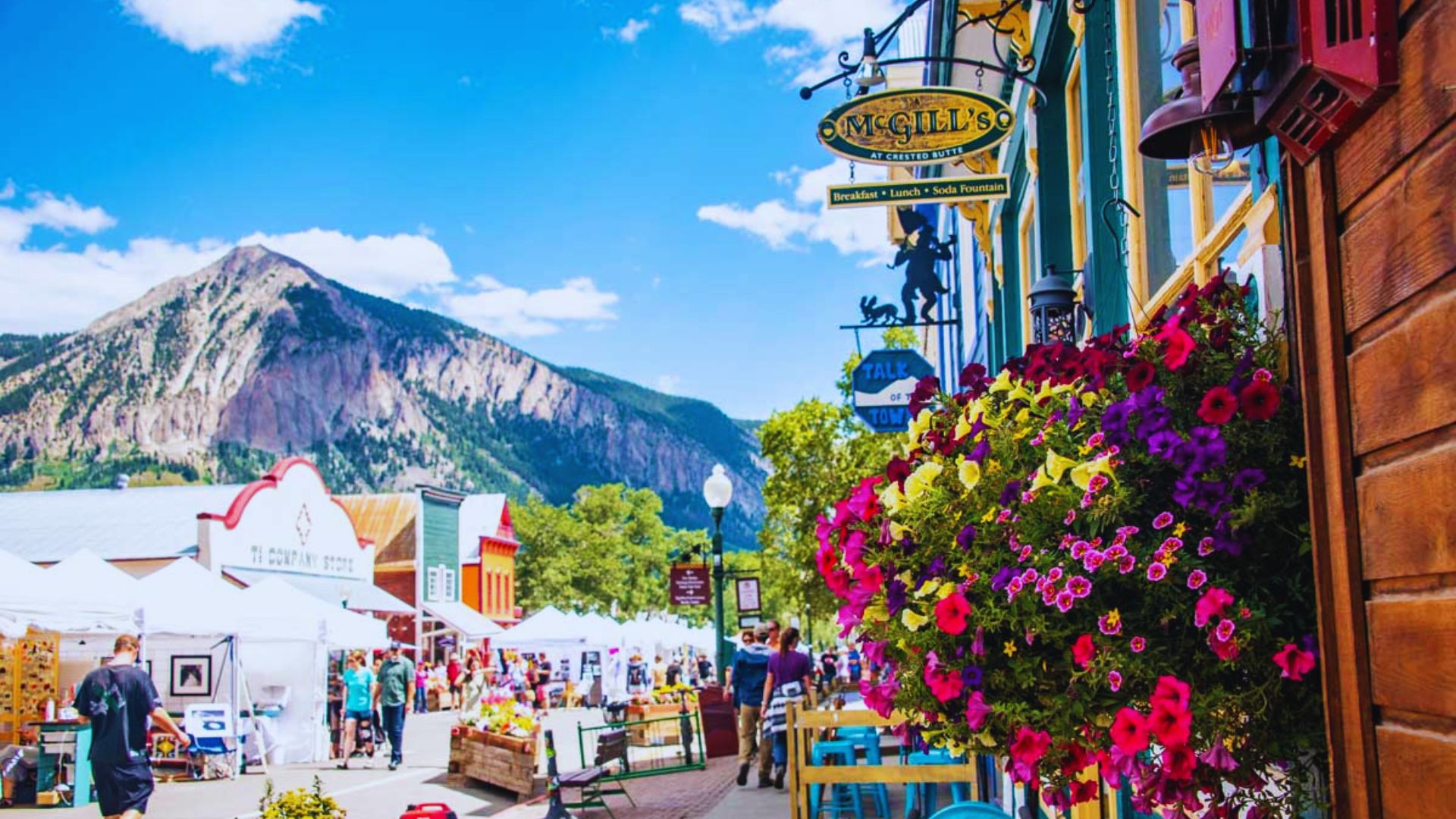 A scenic view showcasing Colorado's charming small towns ideal for a weekend getaway, featuring mountains and quaint buildings.