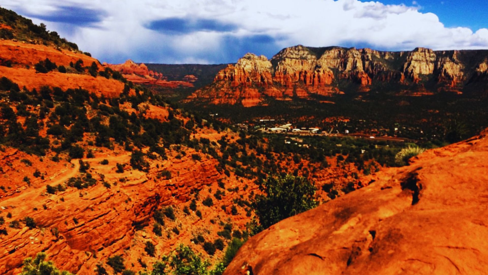 Majestic red rock formations in Sedona, Arizona, create a vibrant and picturesque desert landscape under a clear sky.