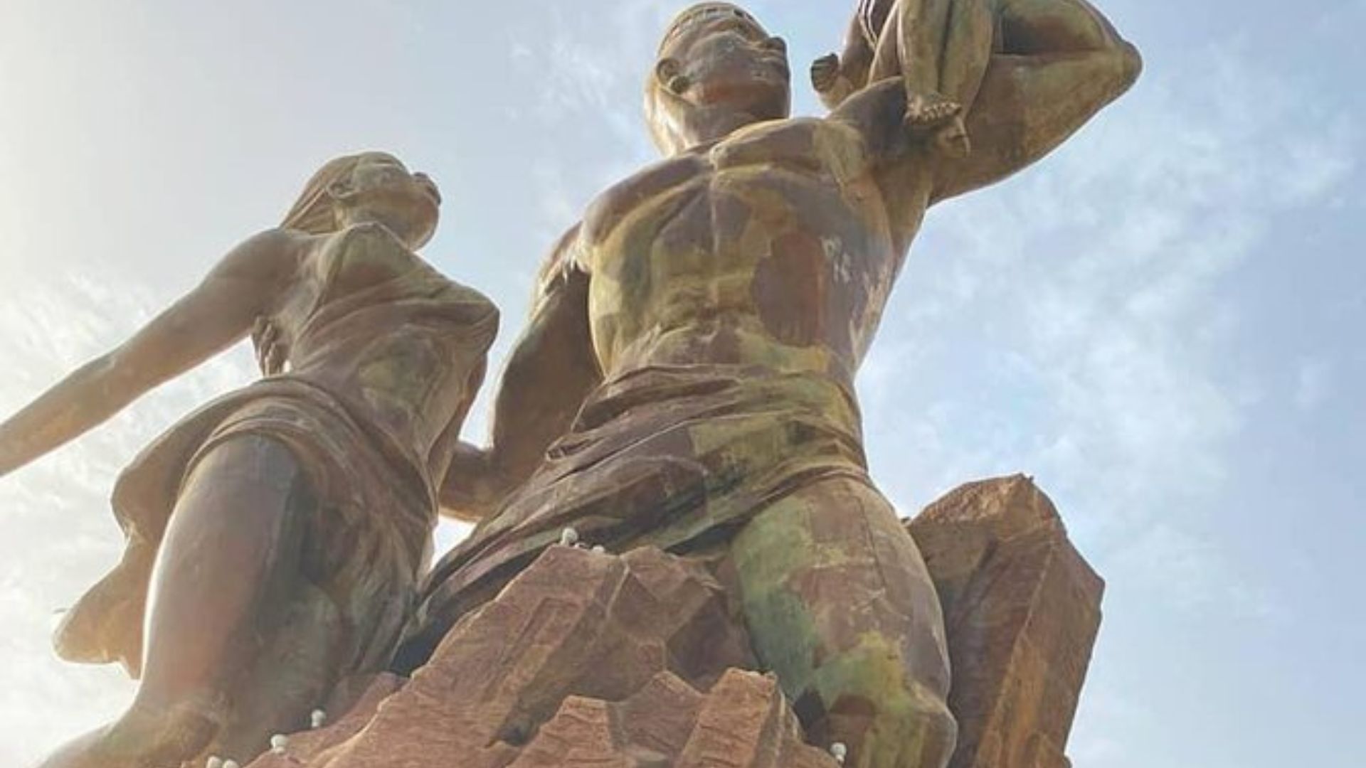 A statue featuring two people holding hands, illustrating a bond of friendship or love.