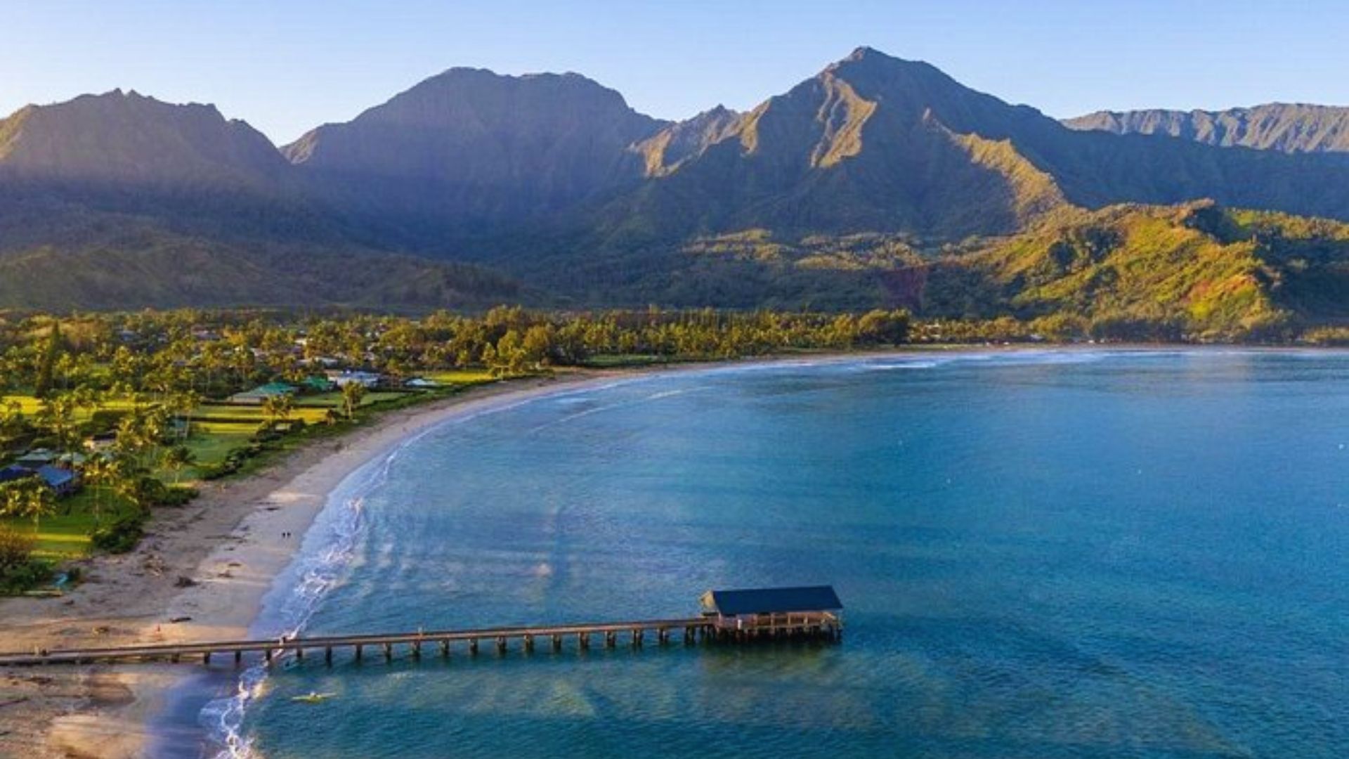 A scenic collage showcasing Hawaii's top tourist destinations, including beaches, mountains, and cultural landmarks.