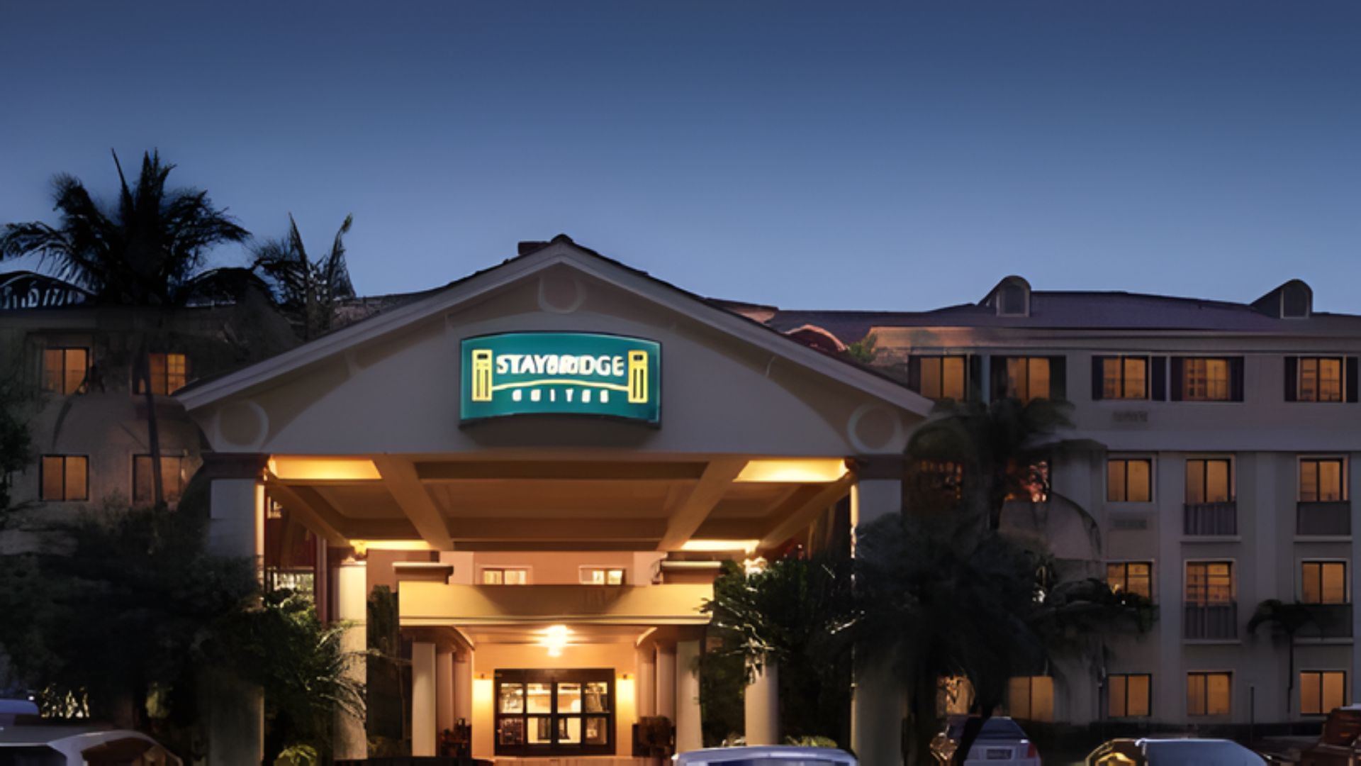 Exterior view of Staybridge Suites in Fort Myers, showcasing the hotel’s modern architecture and welcoming entrance.