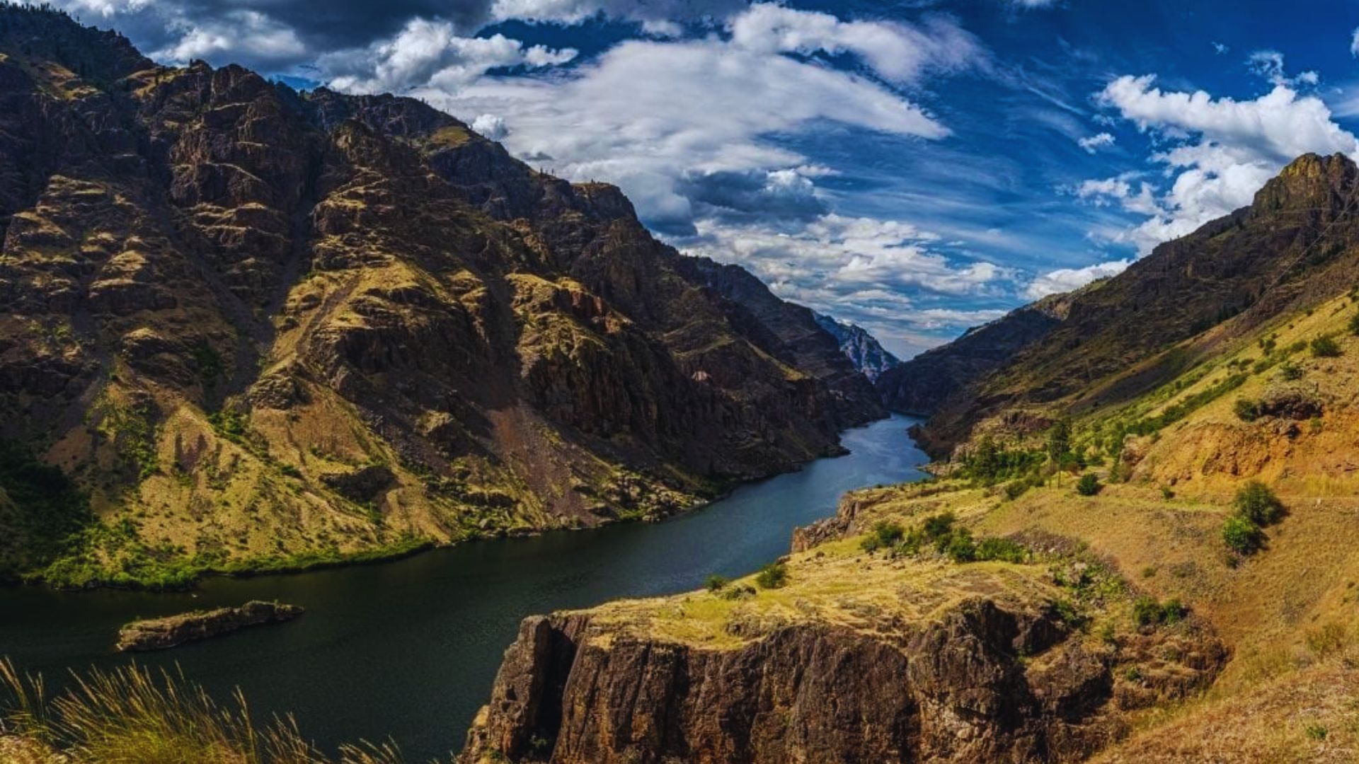 Scenic view of the Columbia River Gorge in Oregon, showcasing lush greenery and dramatic cliffs along the river.