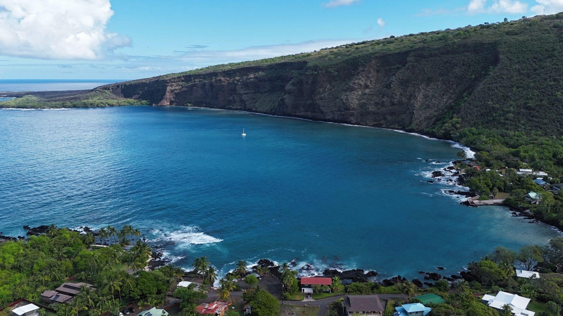 “Kealakekua Bay” is one of the must-visit snorkeling places in Hawaii.